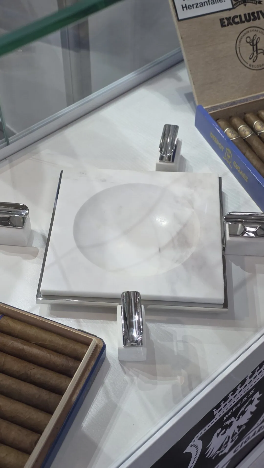 WHITE CLUB 4 X4 WITH 4 CIGAR HOLDERS